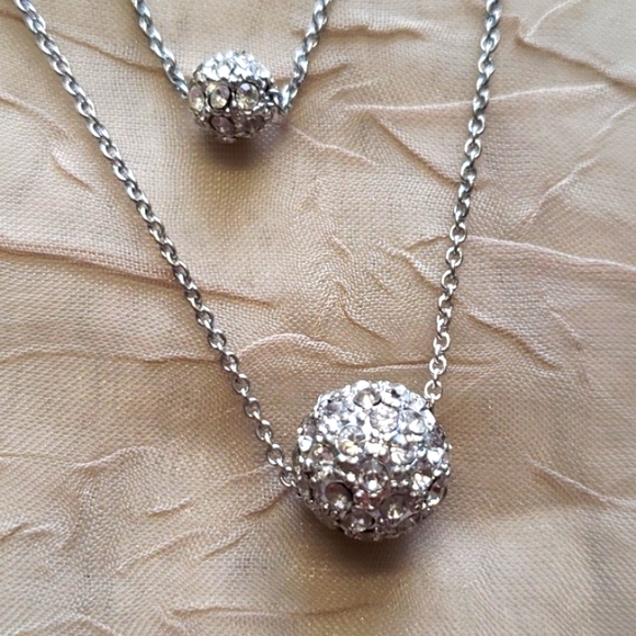 Icing Beautiful Elegant Silver Tone Necklace. - Picture 4 of 10